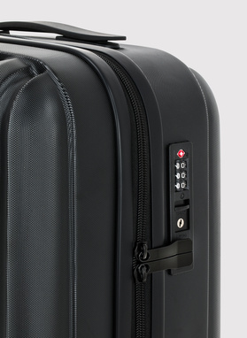 Średnia czarna walizka ze żłobieniami