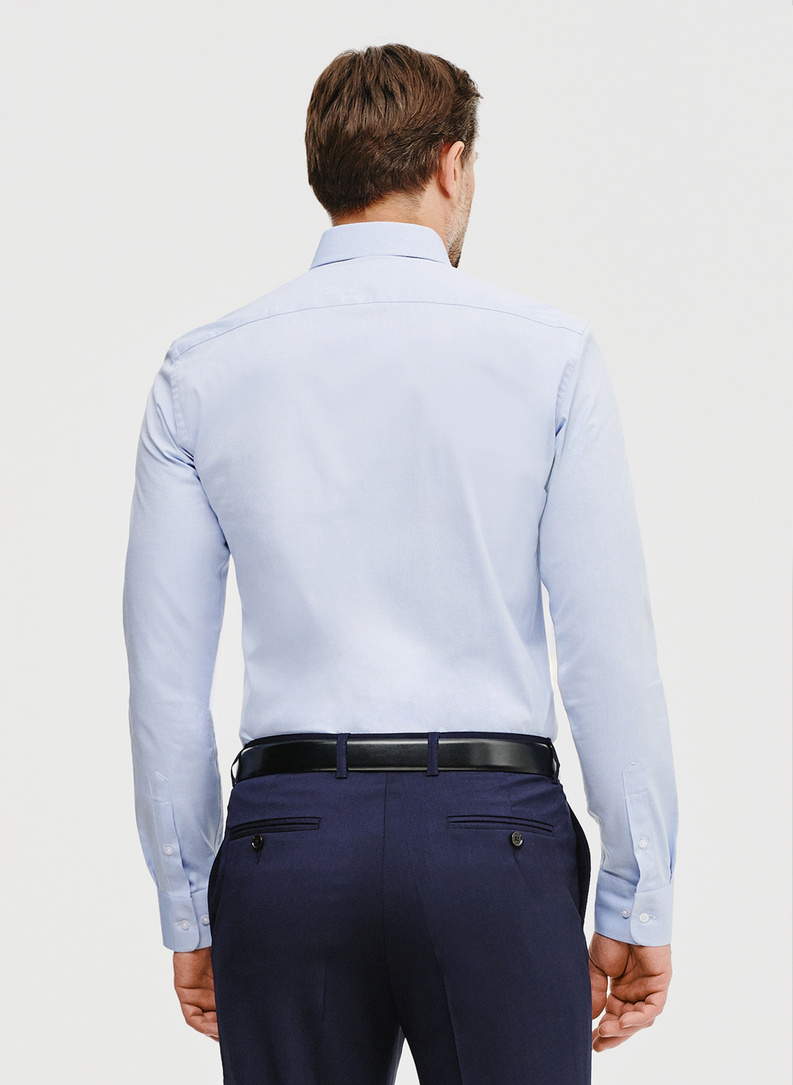 Gładka koszula męska w kolorze niebieskim