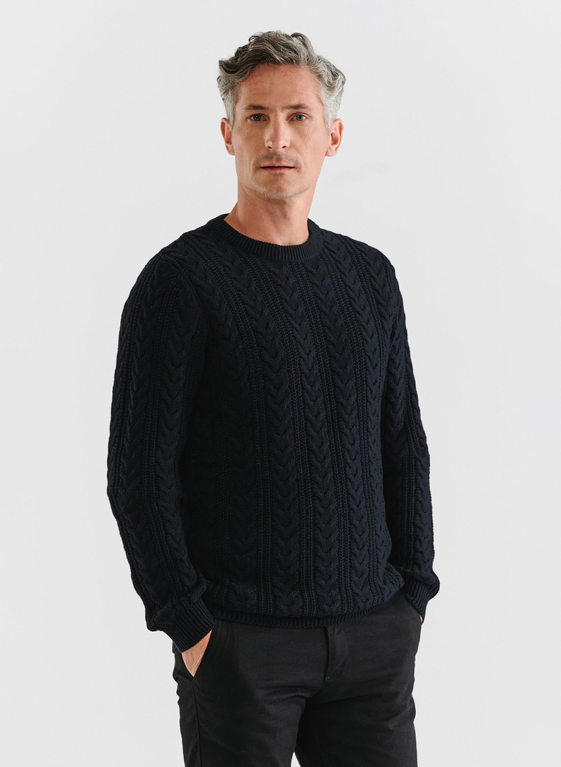 Czarny sweter męski o warkoczowym splocie