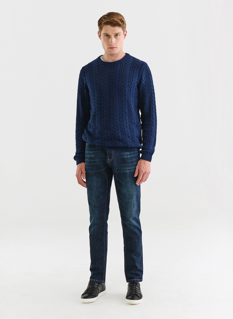 Granatowy sweter męski o warkoczowym splocie