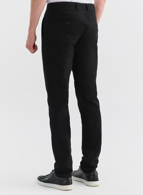 Czarne spodnie męskie o kroju Slim Fit