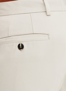 Beżowe spodnie z zaszewkami