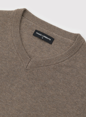 Brązowy męski sweter z dekoltem w serek