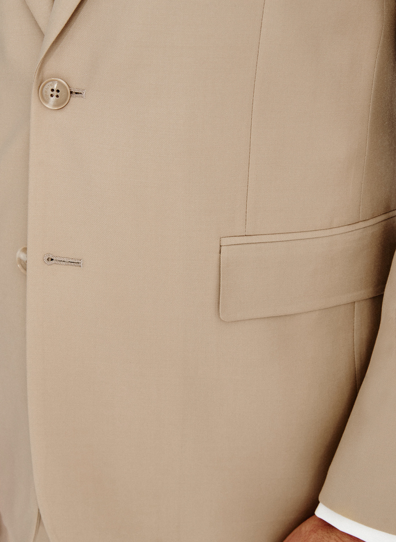 Beżowy wełniany garnitur męski