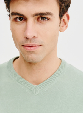 Zielony męski sweter w serek