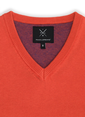 Sweter męski w kolorze pomarańczowym z dekoltem w serek