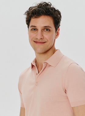 Różowy dzianinowy t-shirt polo