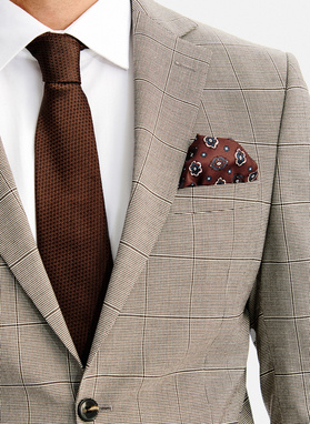 Brązowy garnitur w kratę