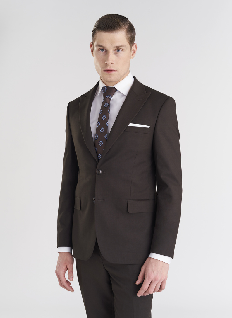 Brązowy garnitur męski