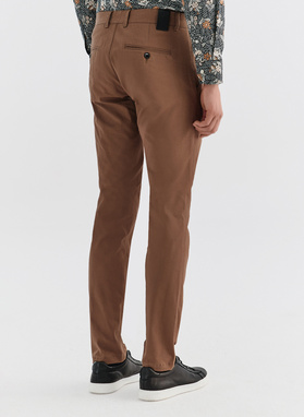 Jasnobrązowe spodnie męskie o kroju Slim Fit