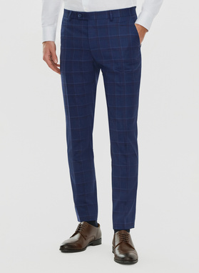 Dwuczęściowy granatowy garnitur męski w czerwono-białą kratę