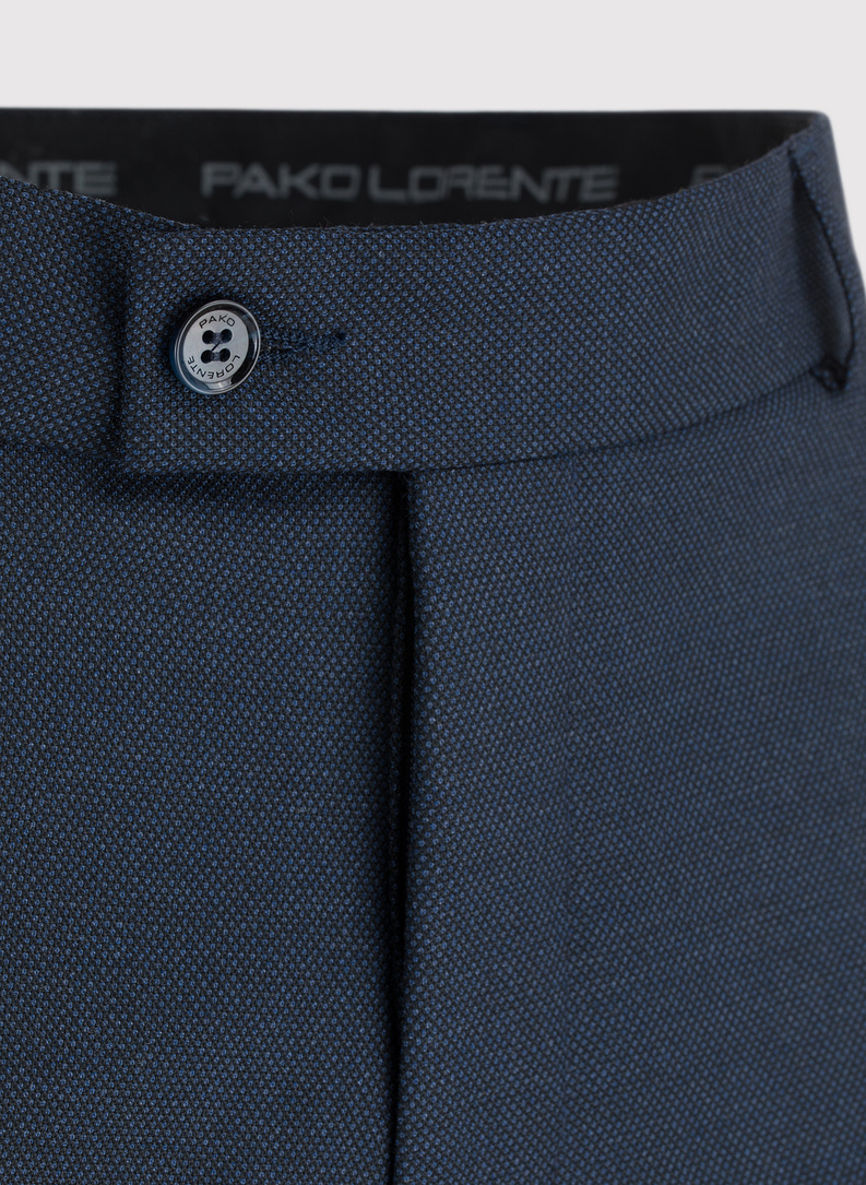 Dwuczęściowy garnitur męski w kolorze granatowym