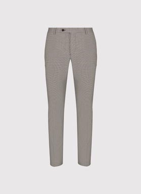 Brązowy garnitur w kratę