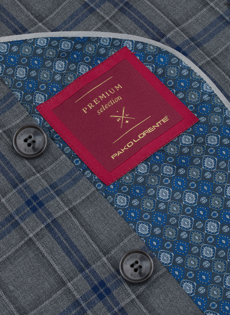 Szary wełniany garnitur w kratkę