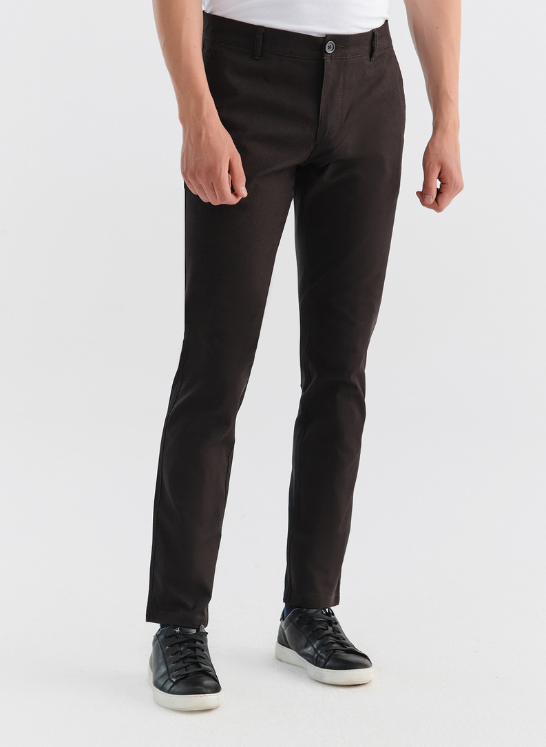 Ciemnobrązowe spodnie męskie o kroju Slim Fit