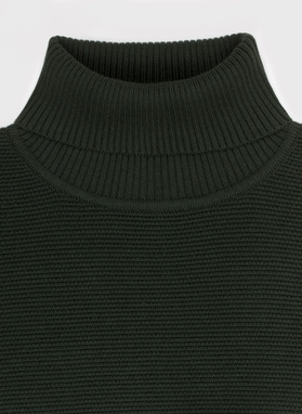 Sweter z golfem w kolorze zielonym