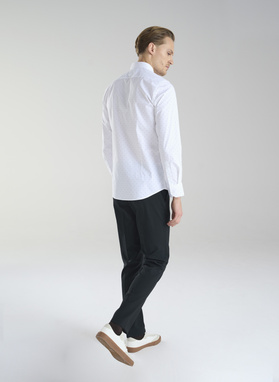 Biała koszula męska w czarne kropki