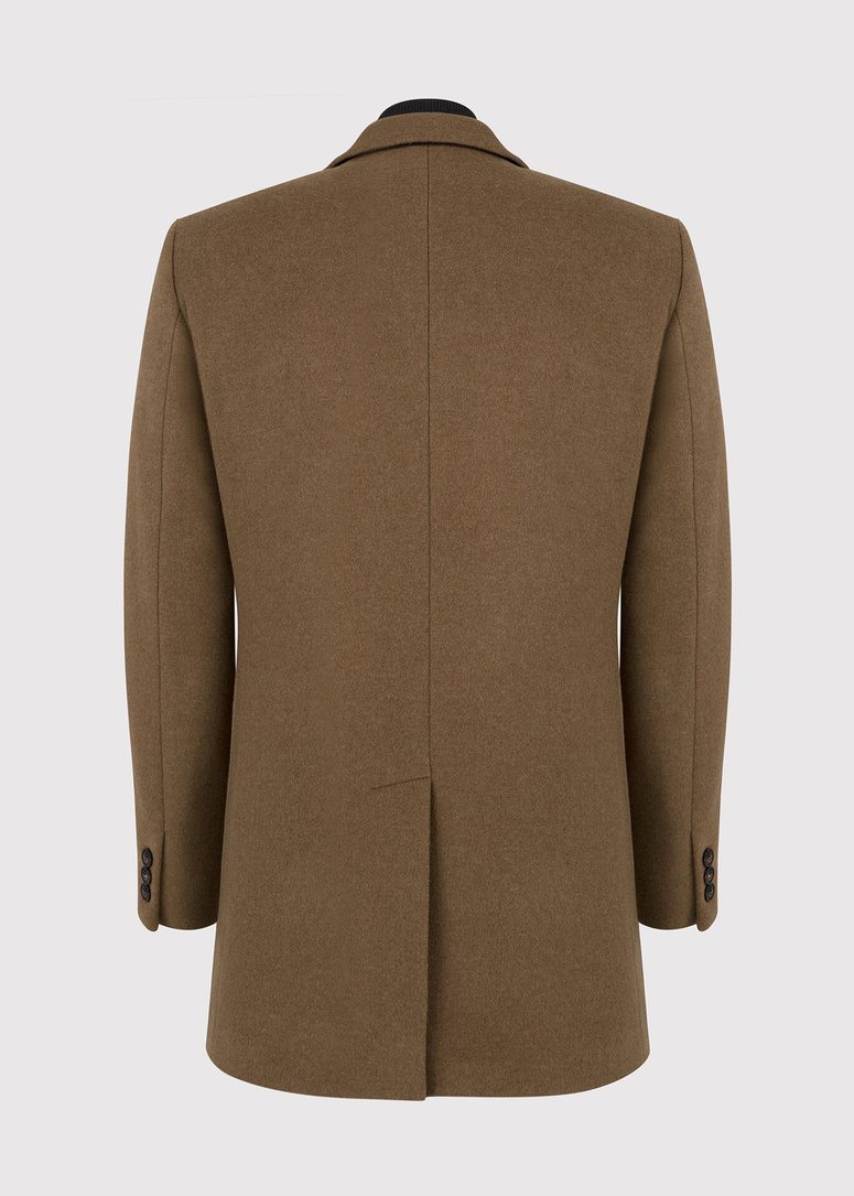 Kamelowy płaszcz męski z odpinaną stójką