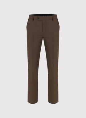 Brązowy garnitur męski