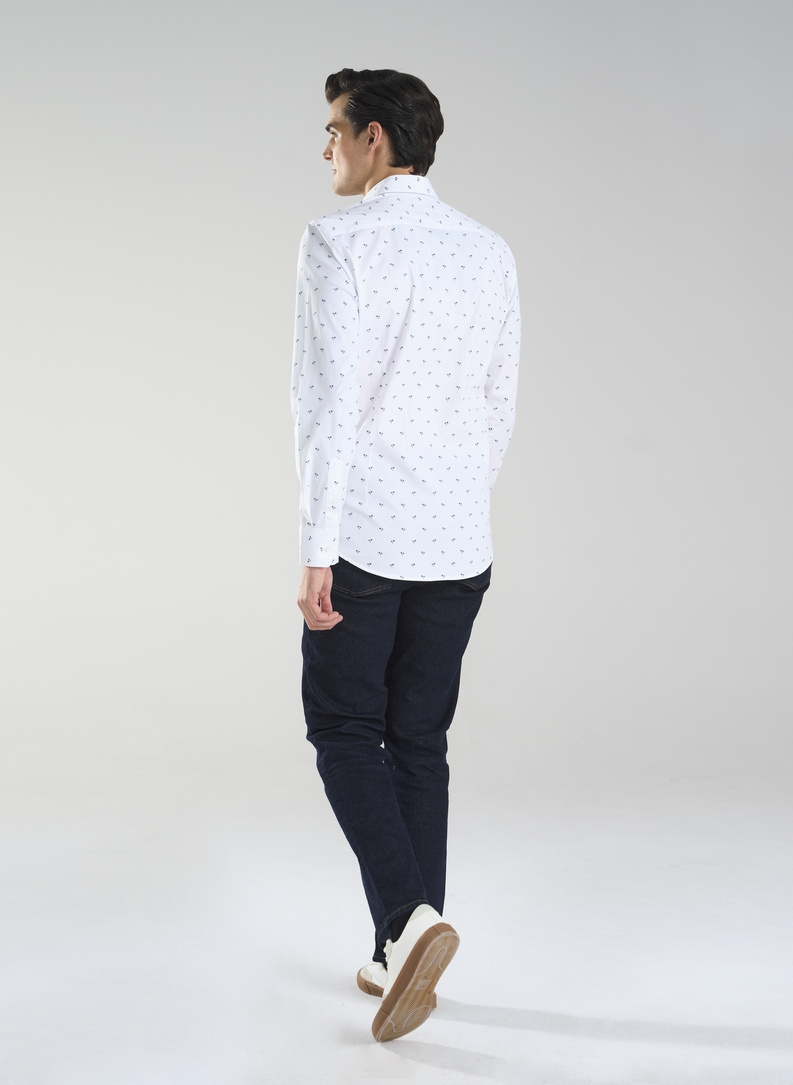 Biała koszula w palmy