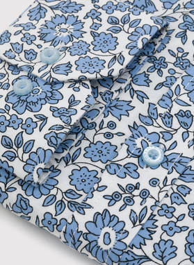 Biała koszula w niebieskie kwiaty 