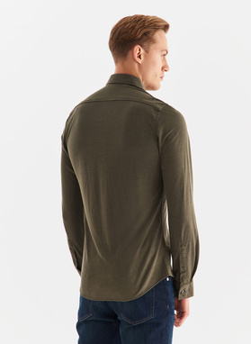 Gładka taliowania koszula w kolorze ciemnozielonym