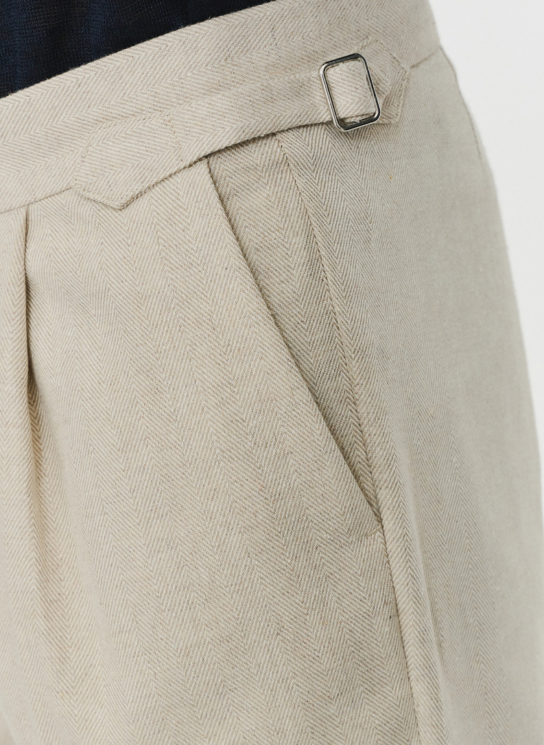 Męskie spodnie w kolorze beżowym w jodełkę