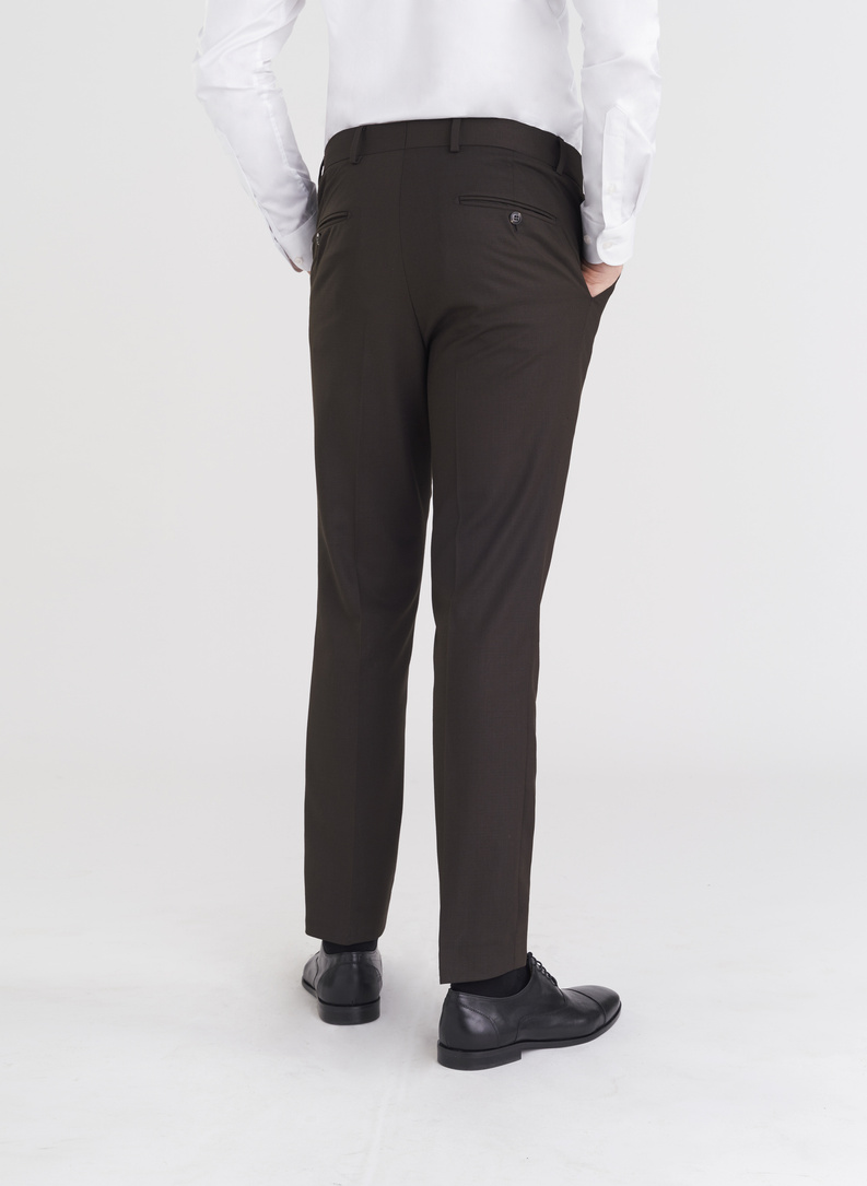 Brązowy garnitur męski