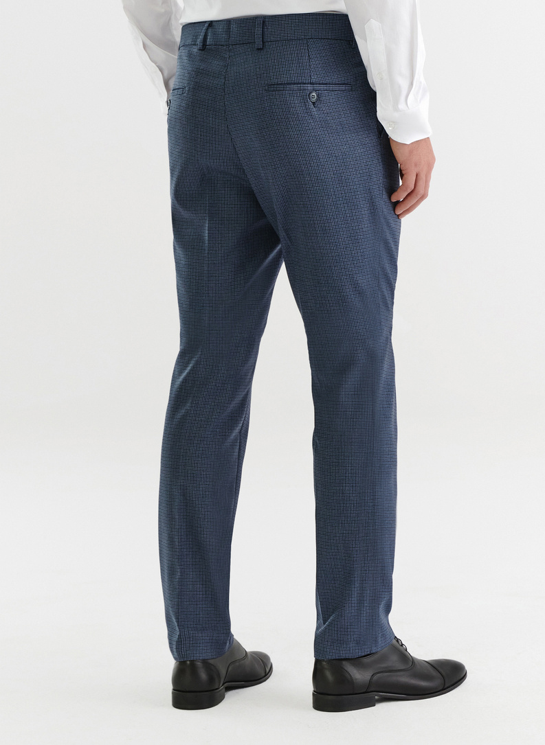 Granatowy garnitur męski w pepitkę