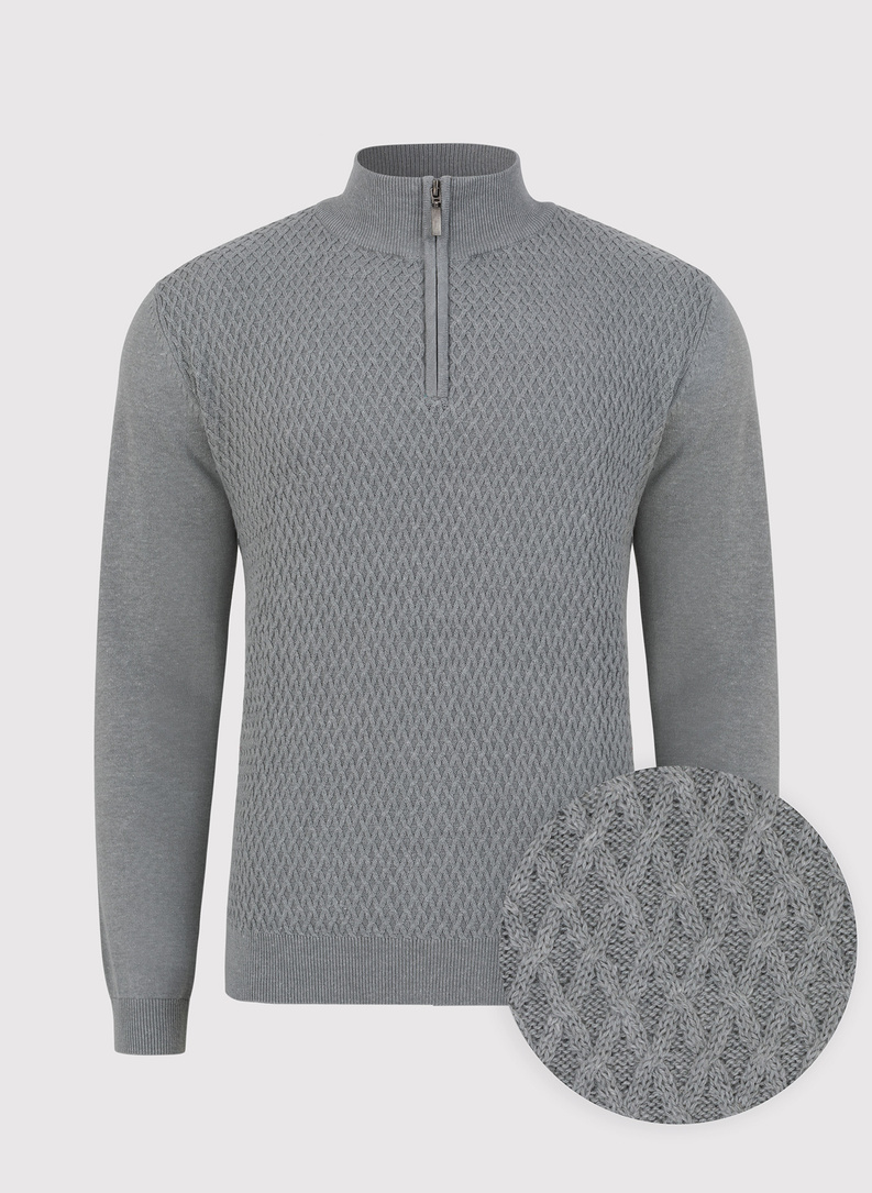 Szary sweter z wysoką stójką 