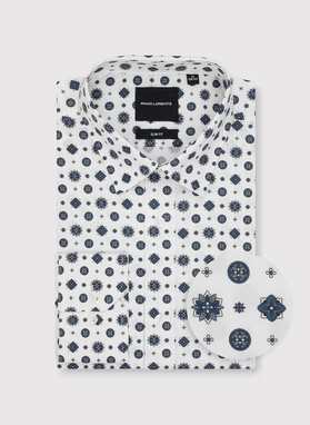 Biała koszula w niebieski wzór geometryczny