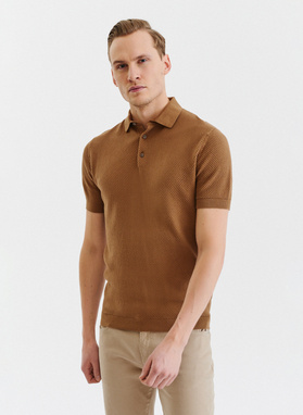 T-shirt polo o ciekawej fakturze w kolorze ciepłego brązu