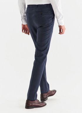 Wełniany granatowy garnitur w subtelną kratkę