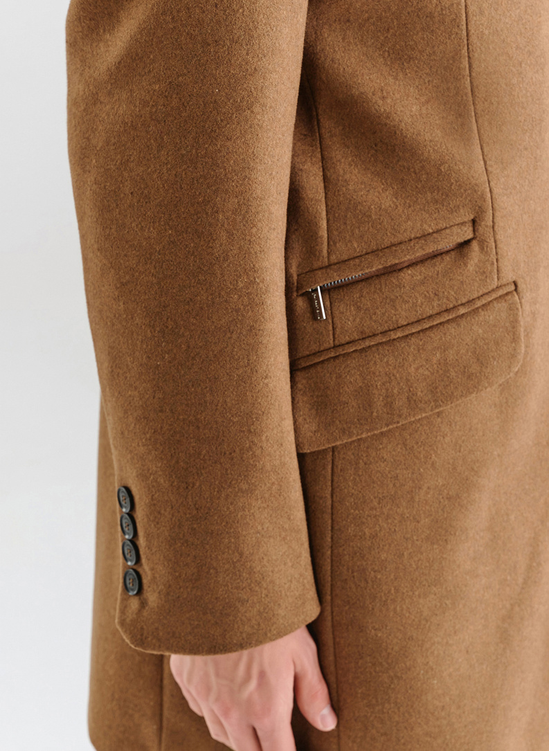 Męski kamelowy płaszcz z wełną