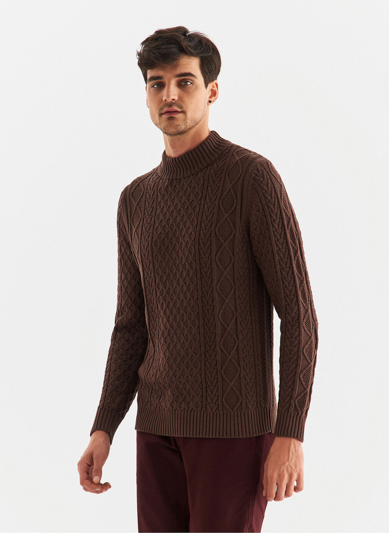 Półgolf z warkoczowym splotem w kolorze brązowym