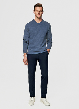 Niebieski męski sweter w serek 