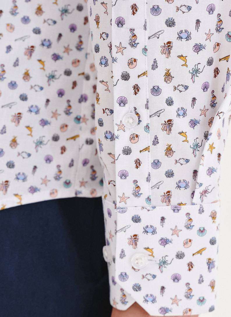 Biała koszula męska we wzór morski