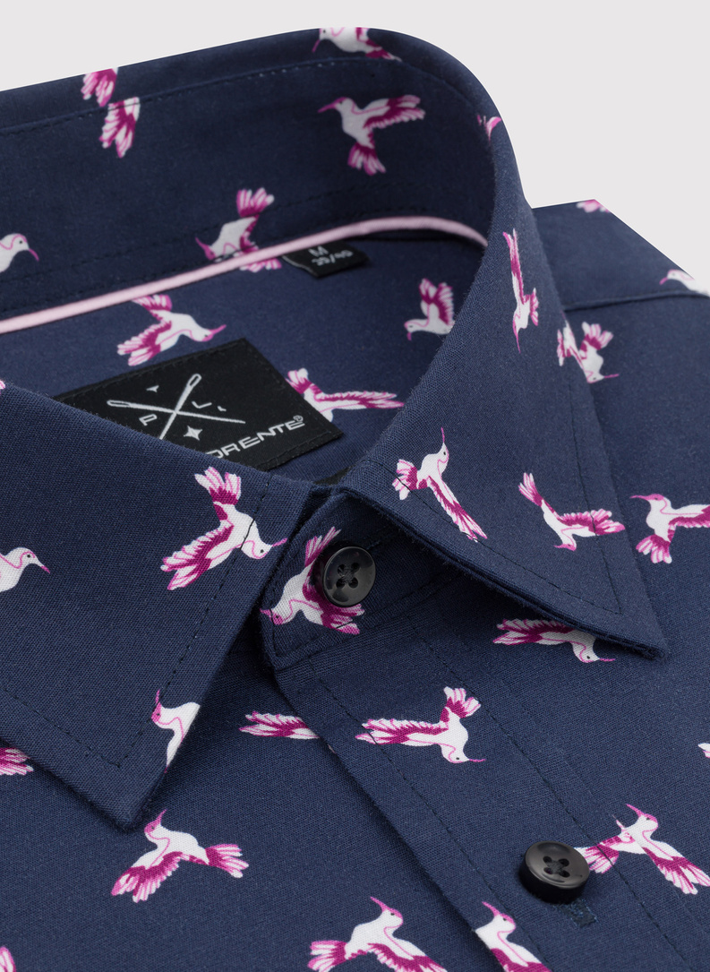 Granatowa koszula w kolibry