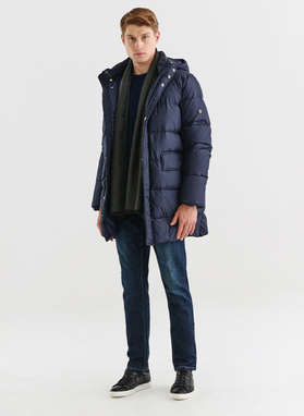 Granatowy sweter męski o warkoczowym splocie