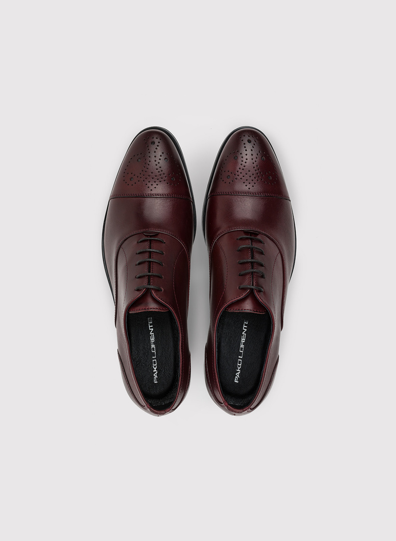 Bordowe buty męskie typu brogsy