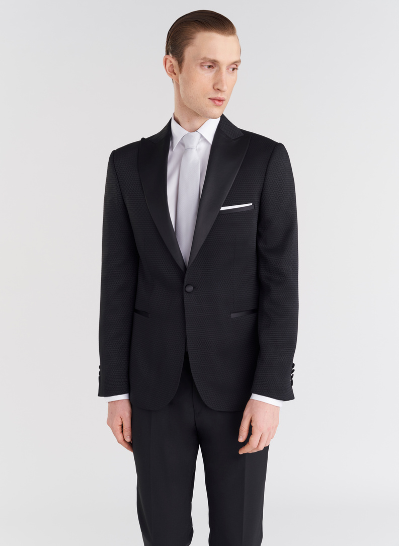 Czarny smoking z wzorzystą marynarką 