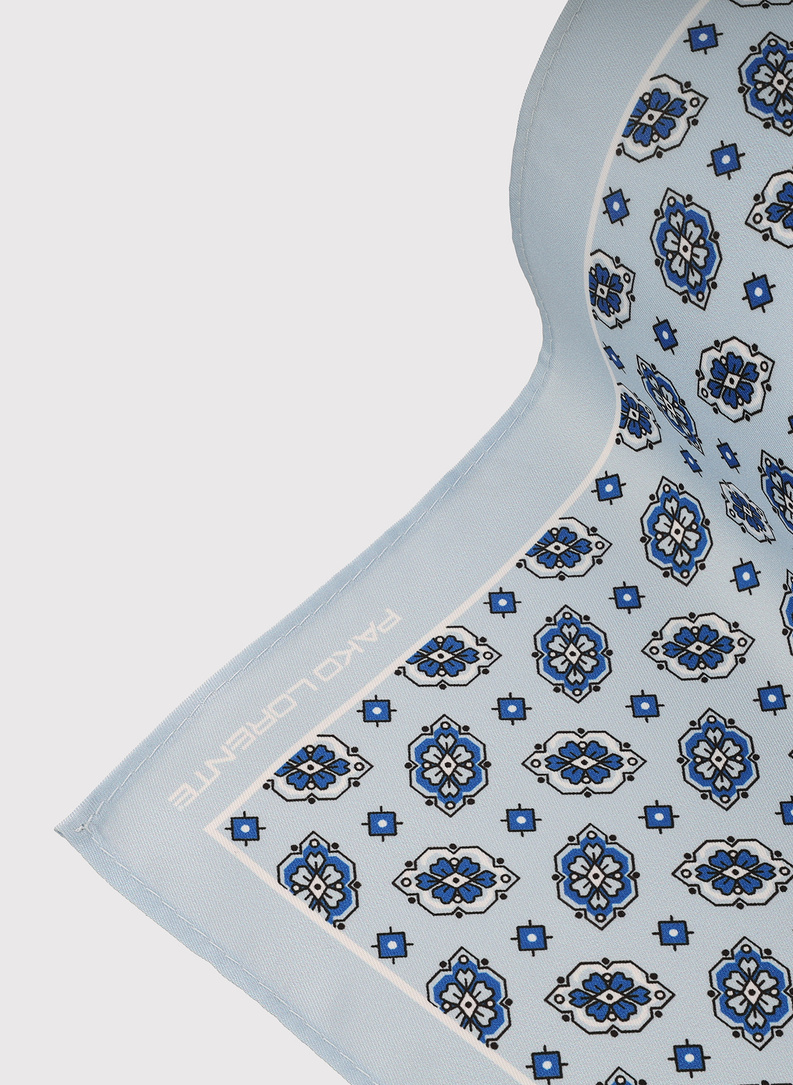 Jasnoniebieska poszetka męska we wzory