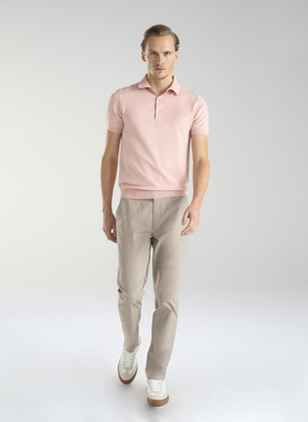 Różowy dzianinowy t-shirt polo