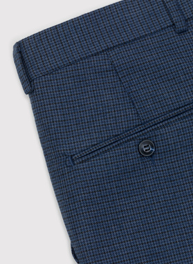 Granatowy garnitur męski w pepitkę