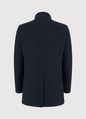 Granatowy płaszcz męski w drobną kratę