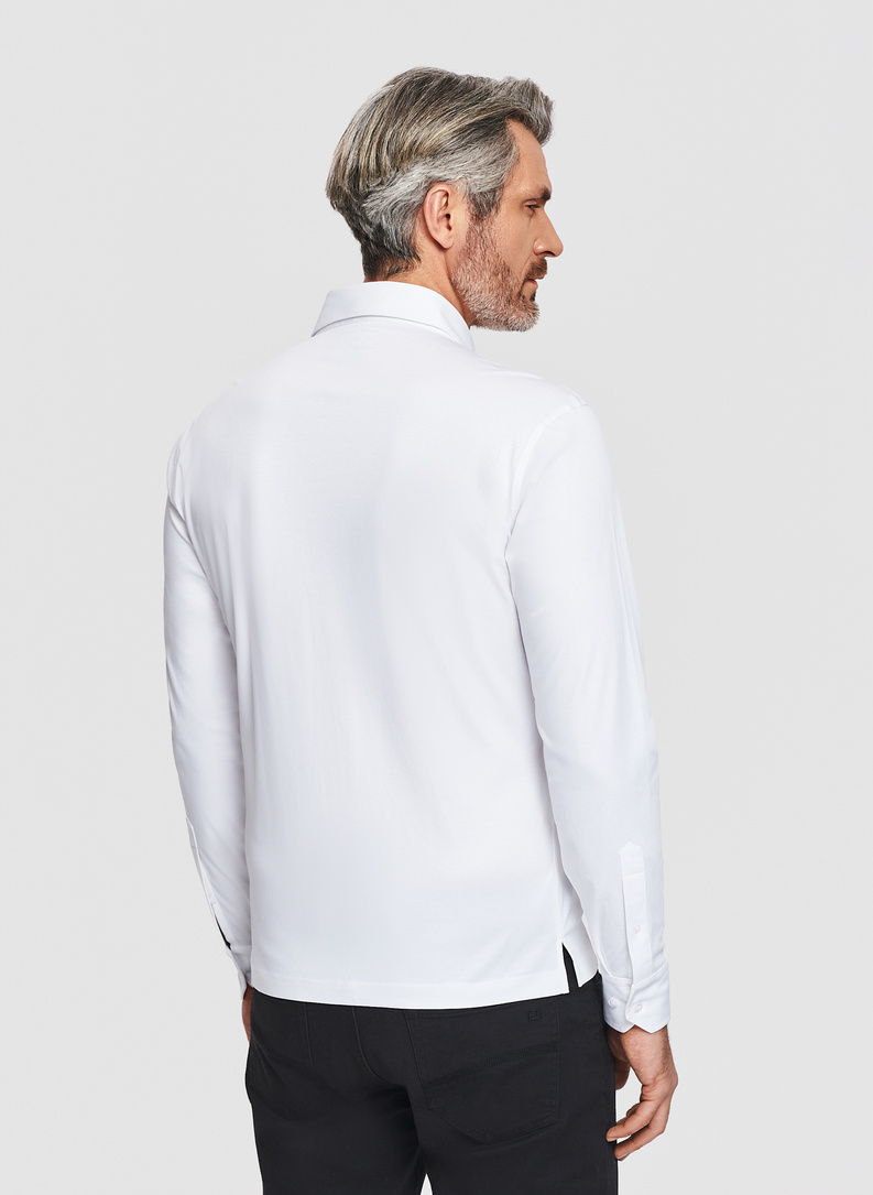 Biała dzianinowa koszula męska