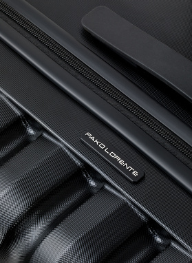 Średnia czarna walizka ze żłobieniami