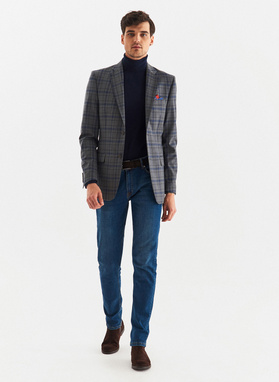 Szary wełniany garnitur w kratkę