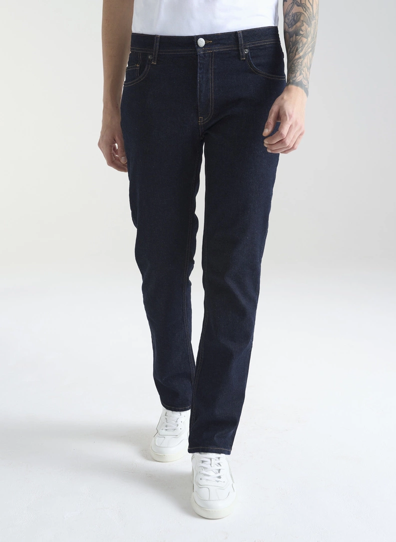Granatowe spodnie męskie jeans - zdjecie nr 1
