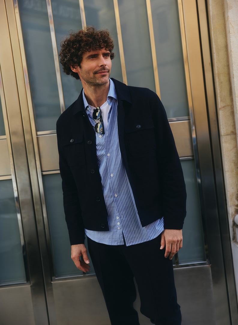 Niebieska koszula męska w paski